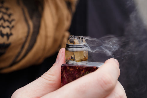 holding custom vape device